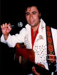 Nevrez als Elvis der 70ger im Las Vegas Stil